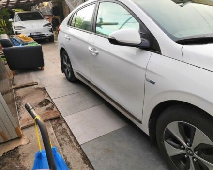 Белый Хендай Ioniq, объемом двигателя 1 л и пробегом 260 тыс. км за 12236 $, фото 2 на Automoto.ua