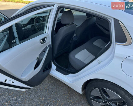 Белый Хендай Ioniq, объемом двигателя 1.58 л и пробегом 91 тыс. км за 17900 $, фото 16 на Automoto.ua