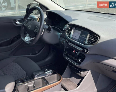 Белый Хендай Ioniq, объемом двигателя 0 л и пробегом 105 тыс. км за 13999 $, фото 9 на Automoto.ua