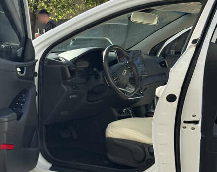Белый Хендай Ioniq, объемом двигателя 0 л и пробегом 130 тыс. км за 13000 $, фото 9 на Automoto.ua