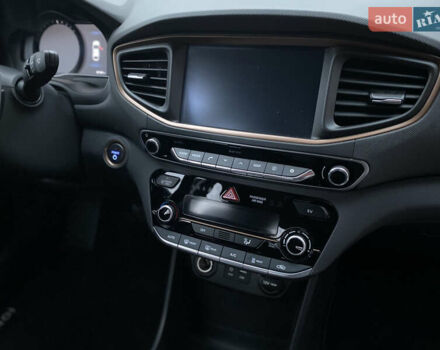 Белый Хендай Ioniq, объемом двигателя 0 л и пробегом 62 тыс. км за 12990 $, фото 19 на Automoto.ua