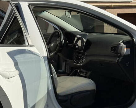 Белый Хендай Ioniq, объемом двигателя 0 л и пробегом 130 тыс. км за 13000 $, фото 14 на Automoto.ua