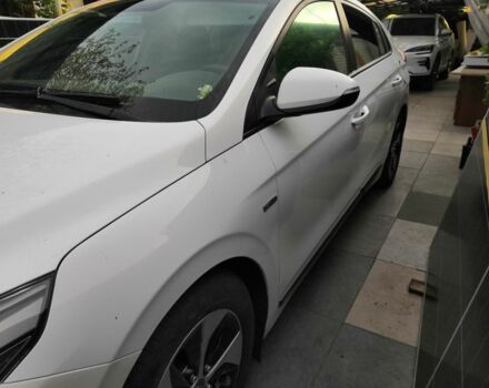 Белый Хендай Ioniq, объемом двигателя 1 л и пробегом 260 тыс. км за 12236 $, фото 3 на Automoto.ua