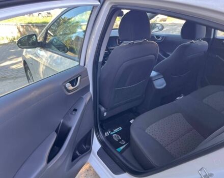 Белый Хендай Ioniq, объемом двигателя 0 л и пробегом 136 тыс. км за 14200 $, фото 12 на Automoto.ua