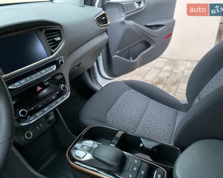 Белый Хендай Ioniq, объемом двигателя 0 л и пробегом 62 тыс. км за 12990 $, фото 17 на Automoto.ua