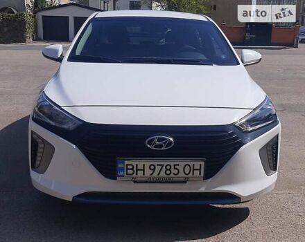 Белый Хендай Ioniq, объемом двигателя 1.58 л и пробегом 69 тыс. км за 18600 $, фото 7 на Automoto.ua