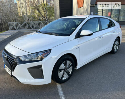 Белый Хендай Ioniq, объемом двигателя 1.58 л и пробегом 210 тыс. км за 12200 $, фото 4 на Automoto.ua