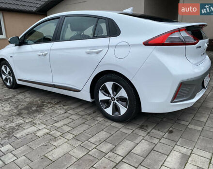 Белый Хендай Ioniq, объемом двигателя 0 л и пробегом 62 тыс. км за 12990 $, фото 6 на Automoto.ua