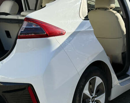 Белый Хендай Ioniq, объемом двигателя 0 л и пробегом 130 тыс. км за 13000 $, фото 12 на Automoto.ua