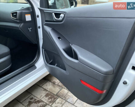 Белый Хендай Ioniq, объемом двигателя 0 л и пробегом 62 тыс. км за 12990 $, фото 27 на Automoto.ua