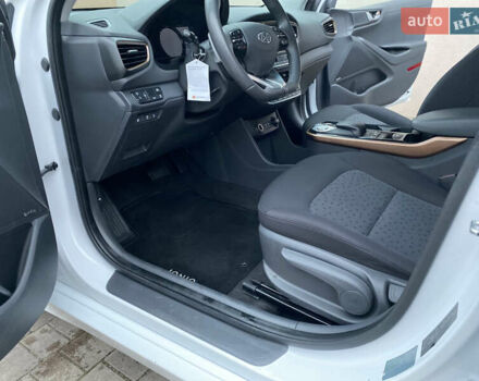 Белый Хендай Ioniq, объемом двигателя 0 л и пробегом 62 тыс. км за 12990 $, фото 16 на Automoto.ua