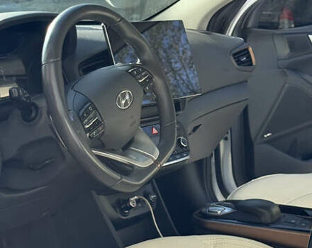 Белый Хендай Ioniq, объемом двигателя 0 л и пробегом 130 тыс. км за 13000 $, фото 17 на Automoto.ua
