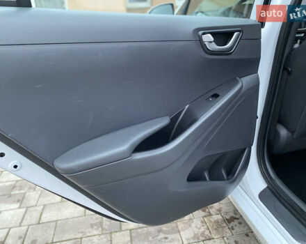 Белый Хендай Ioniq, объемом двигателя 0 л и пробегом 62 тыс. км за 12990 $, фото 24 на Automoto.ua