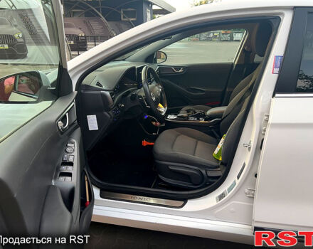 Білий Хендай Ioniq, об'ємом двигуна 1 л та пробігом 121 тис. км за 14100 $, фото 3 на Automoto.ua