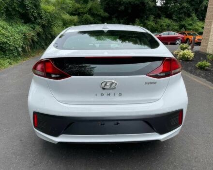 Белый Хендай Ioniq, объемом двигателя 1.6 л и пробегом 36 тыс. км за 9450 $, фото 4 на Automoto.ua