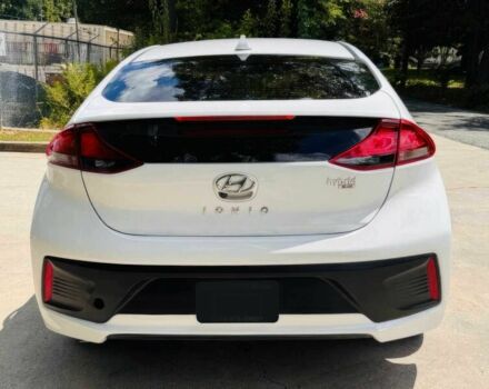 Белый Хендай Ioniq, объемом двигателя 1.6 л и пробегом 22 тыс. км за 30000 $, фото 4 на Automoto.ua