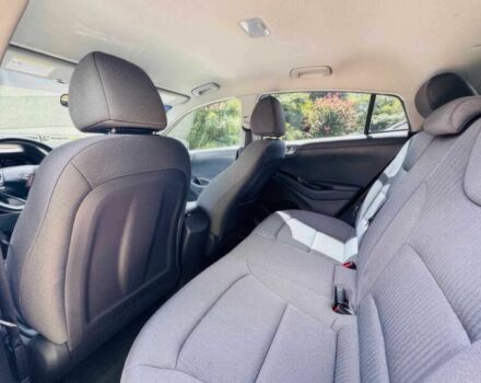 Белый Хендай Ioniq, объемом двигателя 1.6 л и пробегом 22 тыс. км за 30000 $, фото 8 на Automoto.ua