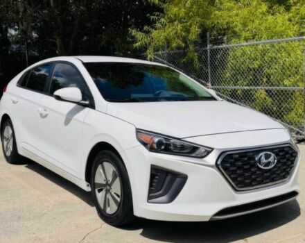 Белый Хендай Ioniq, объемом двигателя 1.6 л и пробегом 22 тыс. км за 30000 $, фото 2 на Automoto.ua