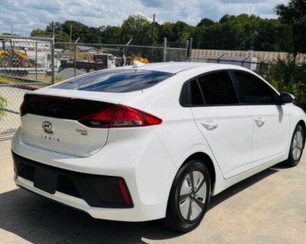 Белый Хендай Ioniq, объемом двигателя 1.6 л и пробегом 22 тыс. км за 30000 $, фото 3 на Automoto.ua