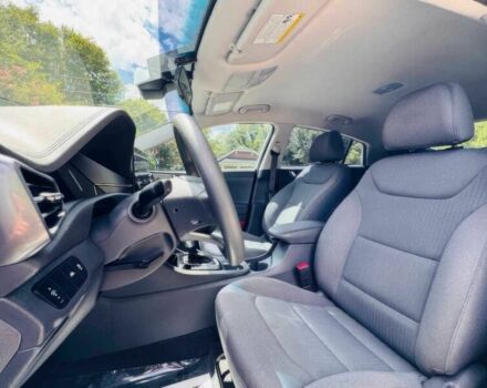 Белый Хендай Ioniq, объемом двигателя 1.6 л и пробегом 22 тыс. км за 30000 $, фото 6 на Automoto.ua