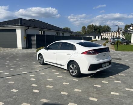 Білий Хендай Ioniq, об'ємом двигуна 0 л та пробігом 61 тис. км за 15900 $, фото 4 на Automoto.ua
