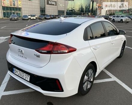 Білий Хендай Ioniq, об'ємом двигуна 1.6 л та пробігом 29 тис. км за 16300 $, фото 5 на Automoto.ua