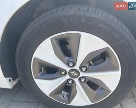 Белый Хендай Ioniq, объемом двигателя 0 л и пробегом 124 тыс. км за 15000 $, фото 12 на Automoto.ua