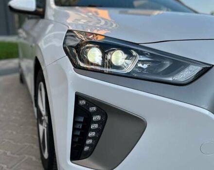 Белый Хендай Ioniq, объемом двигателя 0 л и пробегом 62 тыс. км за 14100 $, фото 28 на Automoto.ua