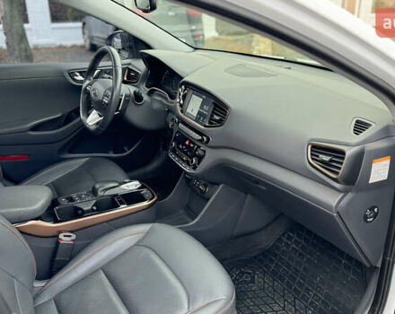 Белый Хендай Ioniq, объемом двигателя 0 л и пробегом 130 тыс. км за 15500 $, фото 8 на Automoto.ua