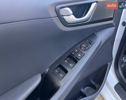 Белый Хендай Ioniq, объемом двигателя 0 л и пробегом 136 тыс. км за 14200 $, фото 18 на Automoto.ua