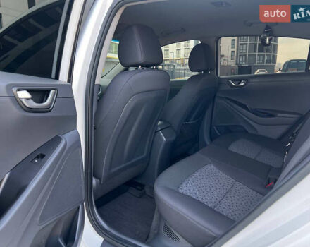 Белый Хендай Ioniq, объемом двигателя 1.58 л и пробегом 89 тыс. км за 13499 $, фото 13 на Automoto.ua