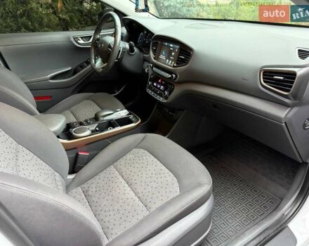 Білий Хендай Ioniq, об'ємом двигуна 0 л та пробігом 89 тис. км за 16500 $, фото 6 на Automoto.ua