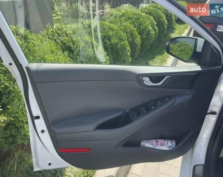 Белый Хендай Ioniq, объемом двигателя 0 л и пробегом 124 тыс. км за 15000 $, фото 14 на Automoto.ua