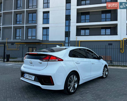 Белый Хендай Ioniq, объемом двигателя 1.58 л и пробегом 89 тыс. км за 13499 $, фото 6 на Automoto.ua