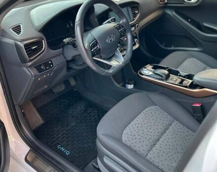 Белый Хендай Ioniq, объемом двигателя 0 л и пробегом 62 тыс. км за 14100 $, фото 54 на Automoto.ua