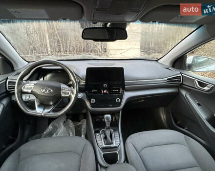 Белый Хендай Ioniq, объемом двигателя 1.6 л и пробегом 75 тыс. км за 9999 $, фото 9 на Automoto.ua