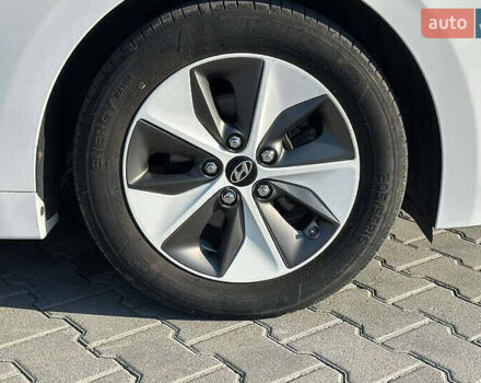 Білий Хендай Ioniq, об'ємом двигуна 0 л та пробігом 97 тис. км за 10250 $, фото 5 на Automoto.ua