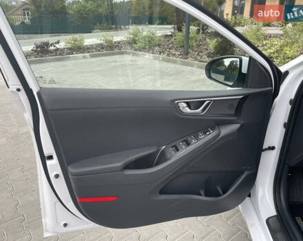 Белый Хендай Ioniq, объемом двигателя 0 л и пробегом 127 тыс. км за 14900 $, фото 5 на Automoto.ua
