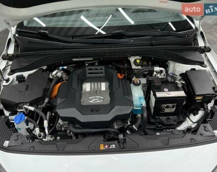 Белый Хендай Ioniq, объемом двигателя 0 л и пробегом 117 тыс. км за 16879 $, фото 9 на Automoto.ua