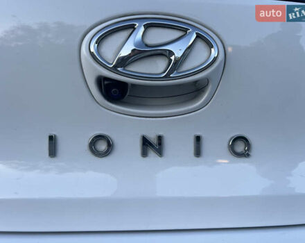 Білий Хендай Ioniq, об'ємом двигуна 0 л та пробігом 130 тис. км за 14799 $, фото 13 на Automoto.ua