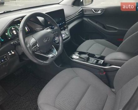 Белый Хендай Ioniq, объемом двигателя 0 л и пробегом 148 тыс. км за 15799 $, фото 23 на Automoto.ua