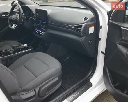 Белый Хендай Ioniq, объемом двигателя 0 л и пробегом 148 тыс. км за 15799 $, фото 52 на Automoto.ua