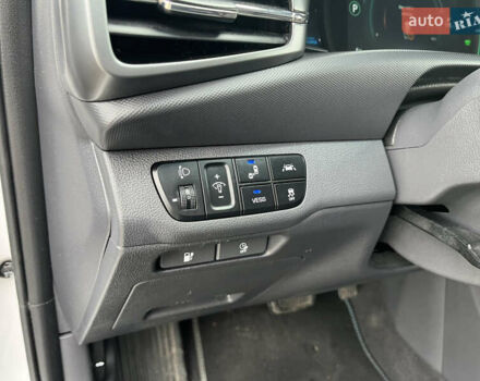 Белый Хендай Ioniq, объемом двигателя 0 л и пробегом 73 тыс. км за 15650 $, фото 10 на Automoto.ua