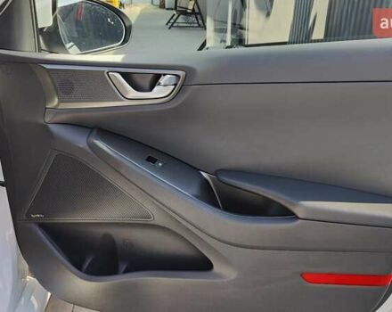 Белый Хендай Ioniq, объемом двигателя 0 л и пробегом 44 тыс. км за 16900 $, фото 64 на Automoto.ua