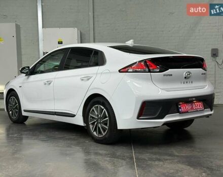 Белый Хендай Ioniq, объемом двигателя 0 л и пробегом 117 тыс. км за 16879 $, фото 4 на Automoto.ua