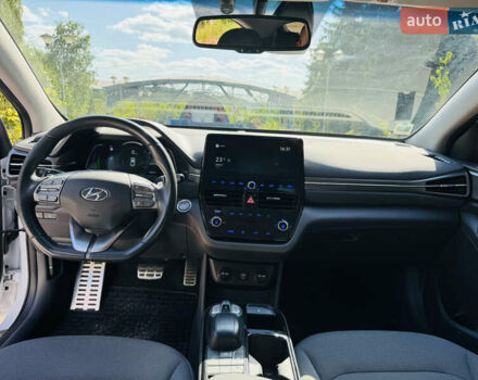 Белый Хендай Ioniq, объемом двигателя 0 л и пробегом 68 тыс. км за 16300 $, фото 11 на Automoto.ua