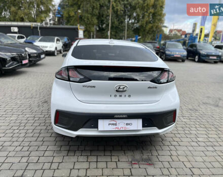 Белый Хендай Ioniq, объемом двигателя 0 л и пробегом 73 тыс. км за 15650 $, фото 3 на Automoto.ua
