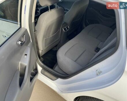 Білий Хендай Ioniq, об'ємом двигуна 0 л та пробігом 89 тис. км за 15800 $, фото 7 на Automoto.ua