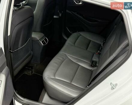 Белый Хендай Ioniq, объемом двигателя 0 л и пробегом 117 тыс. км за 16879 $, фото 32 на Automoto.ua