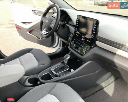 Белый Хендай Ioniq, объемом двигателя 0 л и пробегом 34 тыс. км за 23800 $, фото 5 на Automoto.ua